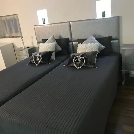 Black And White Apartmán