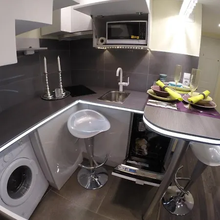 شقة Black And White