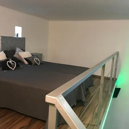 アパート Black And White *