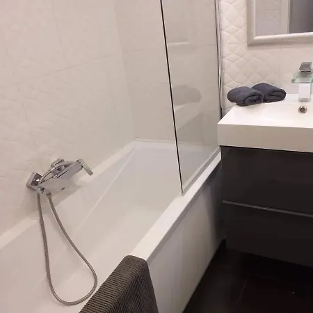 Black And White شقة بودابست